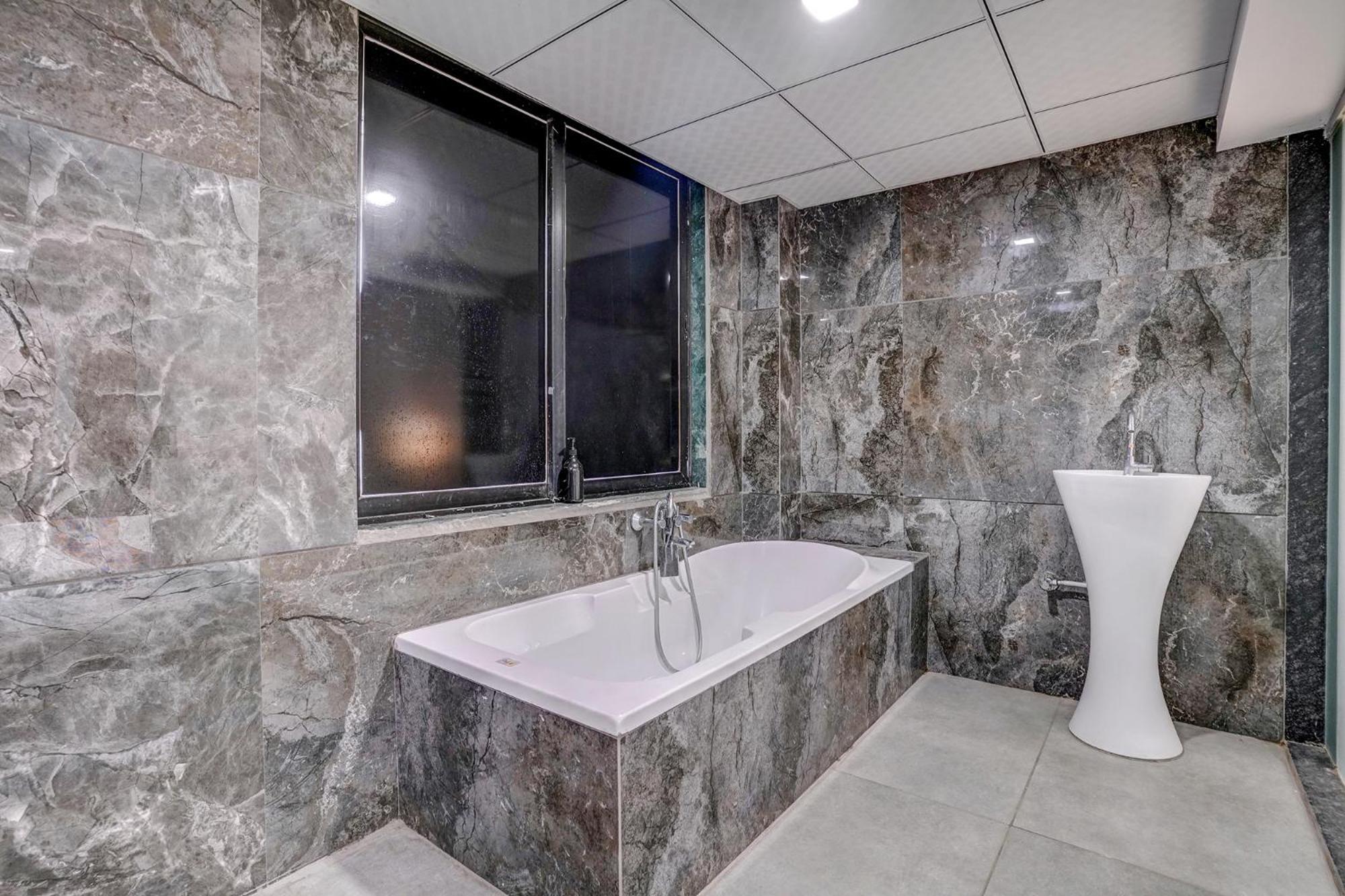 סוראט Fabhotel The Valentine - Udhna Road מראה חיצוני תמונה